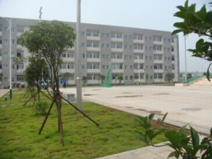 长沙电机厂有限公司-员工宿舍，前面是篮球场